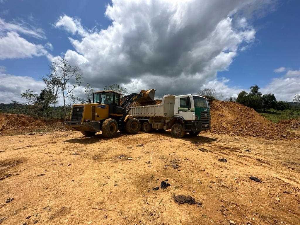 Camacã: Prefeitura mantem filme a recuperação das estradas vicinais e chega a região dos Mutuns